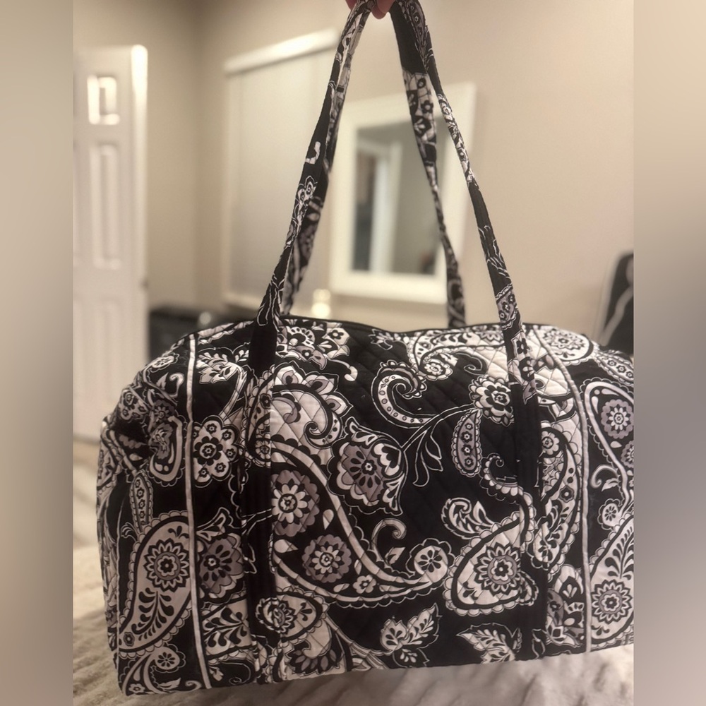 🖤🤍Vera Bradley Stylish Quilted Black & White
Paisley Large Tote / Duffel Bag